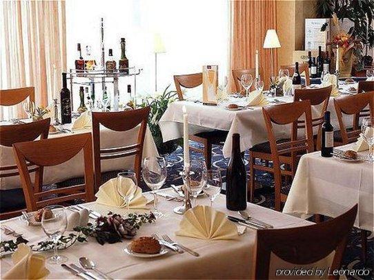 Ramada By Wyndham Hannover Restaurant photo